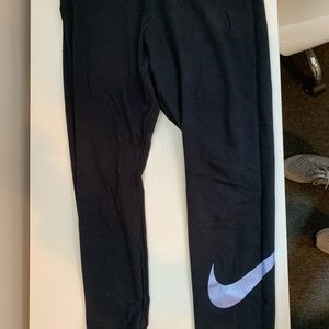 Black Nike cropped leggings with blue check